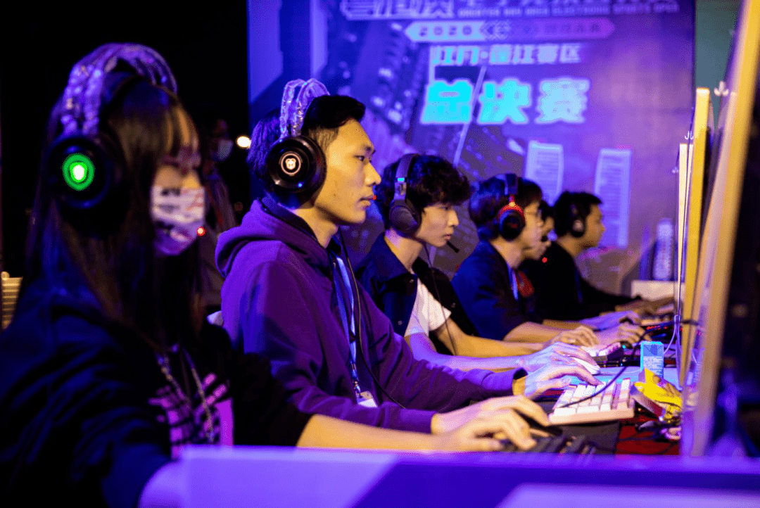 在琼斯的助 在琼斯的助